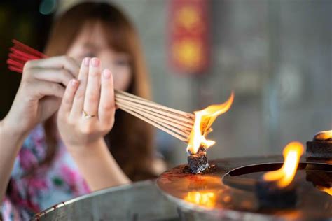 意思燒香捲起來|華人文化：為甚麼拜拜要拿香？探討燒香的重要性和象徵意義